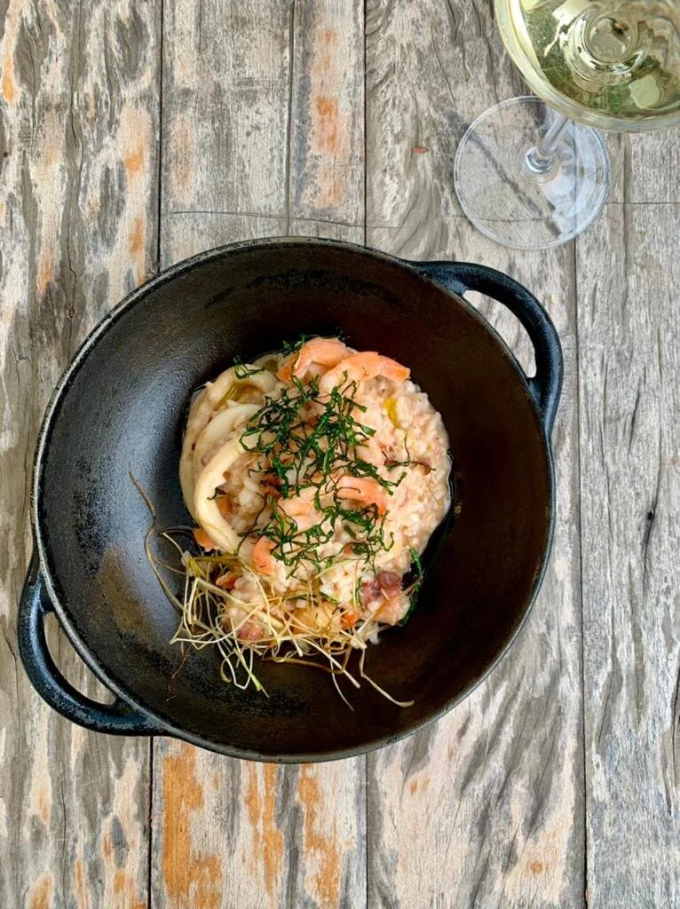   RISOTO DE FRUTOS DO MAR COM AZEITE DE LIMÃO TRUFADO    Seafood risotto with truffled lemon oil    R$ 106,00 