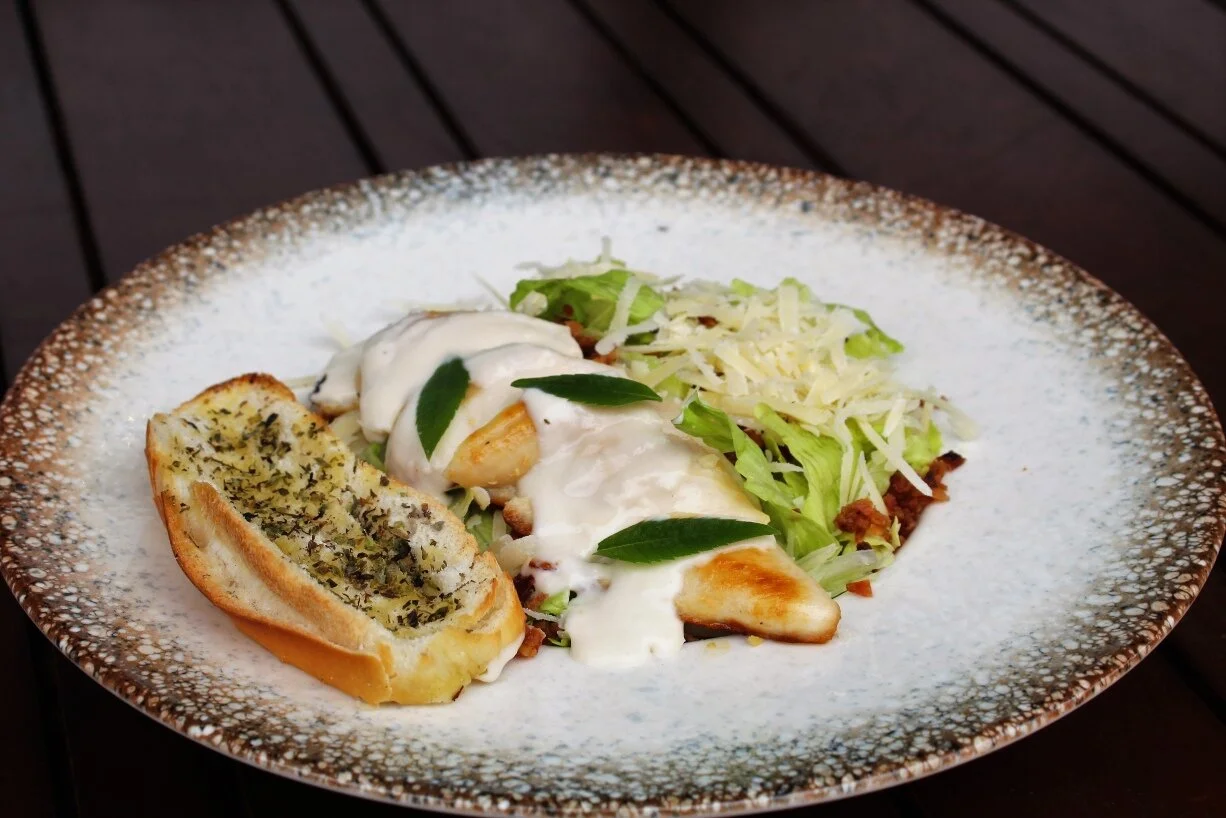   SALADA CAESAR - ALFACE AMERICANA, QUEIJO GRANA PADANO, ISCAS DE FRANGO EMPANADO, CROUTONS, BACON E MOLHO CAESAR    Caesar Salad - Lettuce, bacon, grana padano cheese, chicken, croutons and caesar dressing   R$ 52,00 