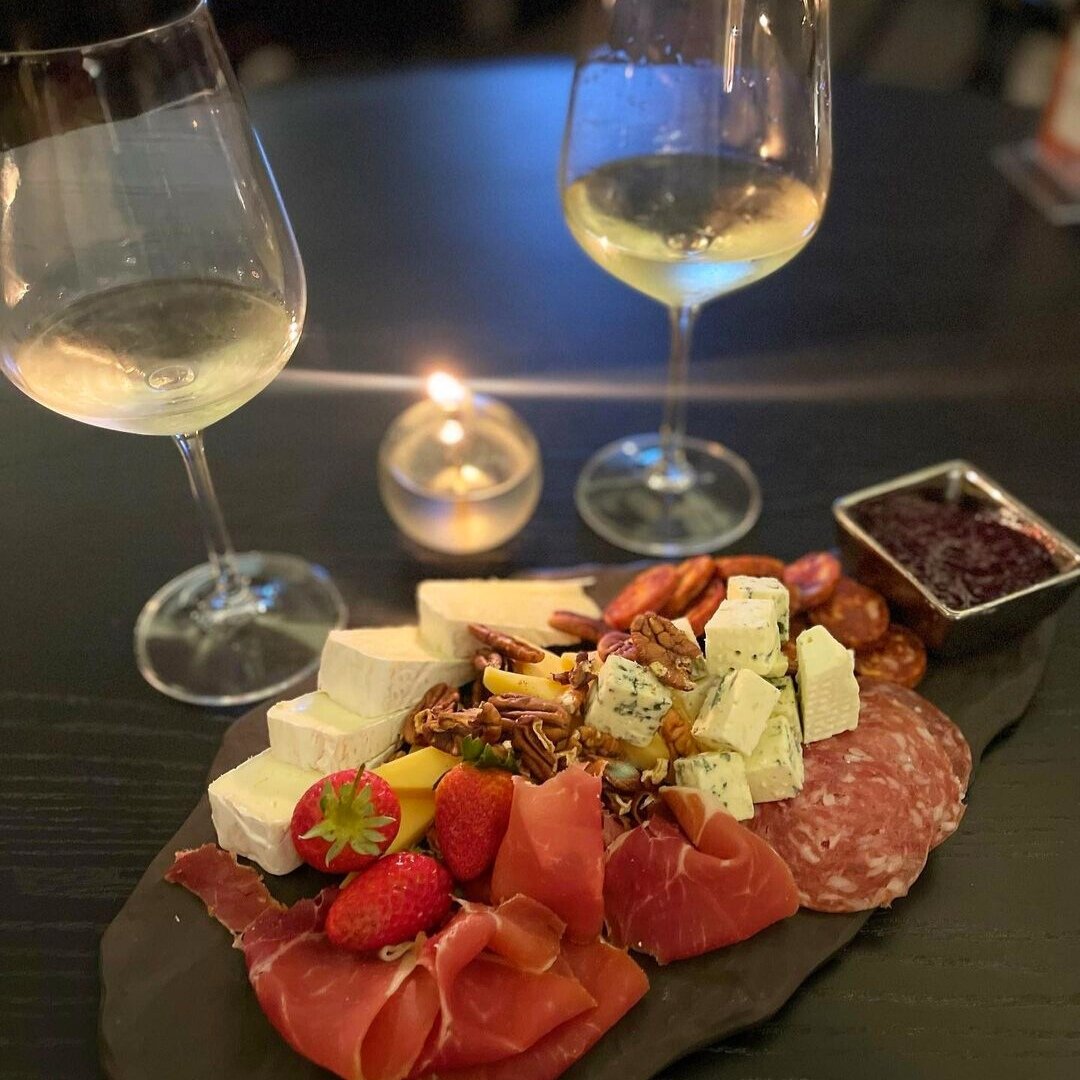 BIXIGA - TÁBUA DE FRIOS E QUEIJOS ACOMPANHA SAQUINHO DE PÃES BIXIGA - Cold cuts & cheese board with breads selection R$ 68,00