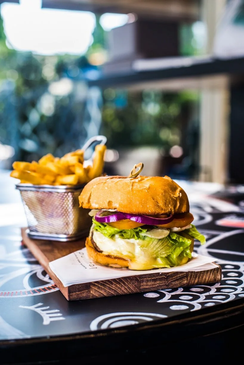   HAMBÚRGUER DE PICANHA CASEIRO COM 220G - QUEIJO, ALFACE,TOMATE, CEBOLA, MAIONESE). ACOMPANHA BATATAS FRITAS, ONION RINGS OU SALADA VERDE    Top sirloin 220g burger with cheese, lettuce, tomato, onion &amp; mayonnaise. With french fries, onion rings