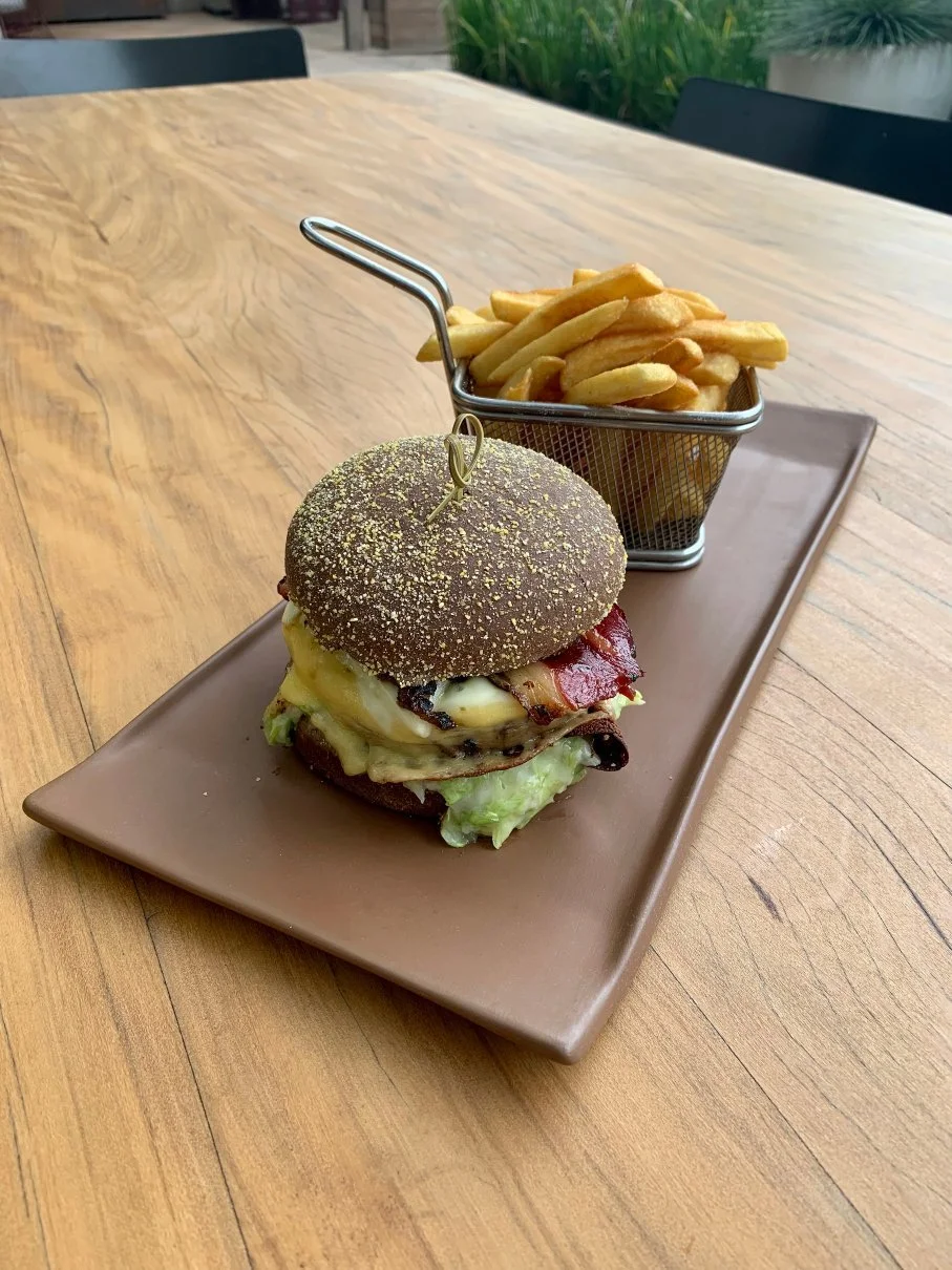   HAMBÚRGUER DE PICANHA (2OOg) NO PÃO AUSTRALIANO, GORGONZOLA, MOZZARELLA, CEBOLA CARAMELIZADA, BACON E MOLHO BARBECUE    Top sirloin burguer (200g) on Australian bread , Gorgonzola and mozzarella cheese, garlic mayonesse, bacon and barbecue sauce   