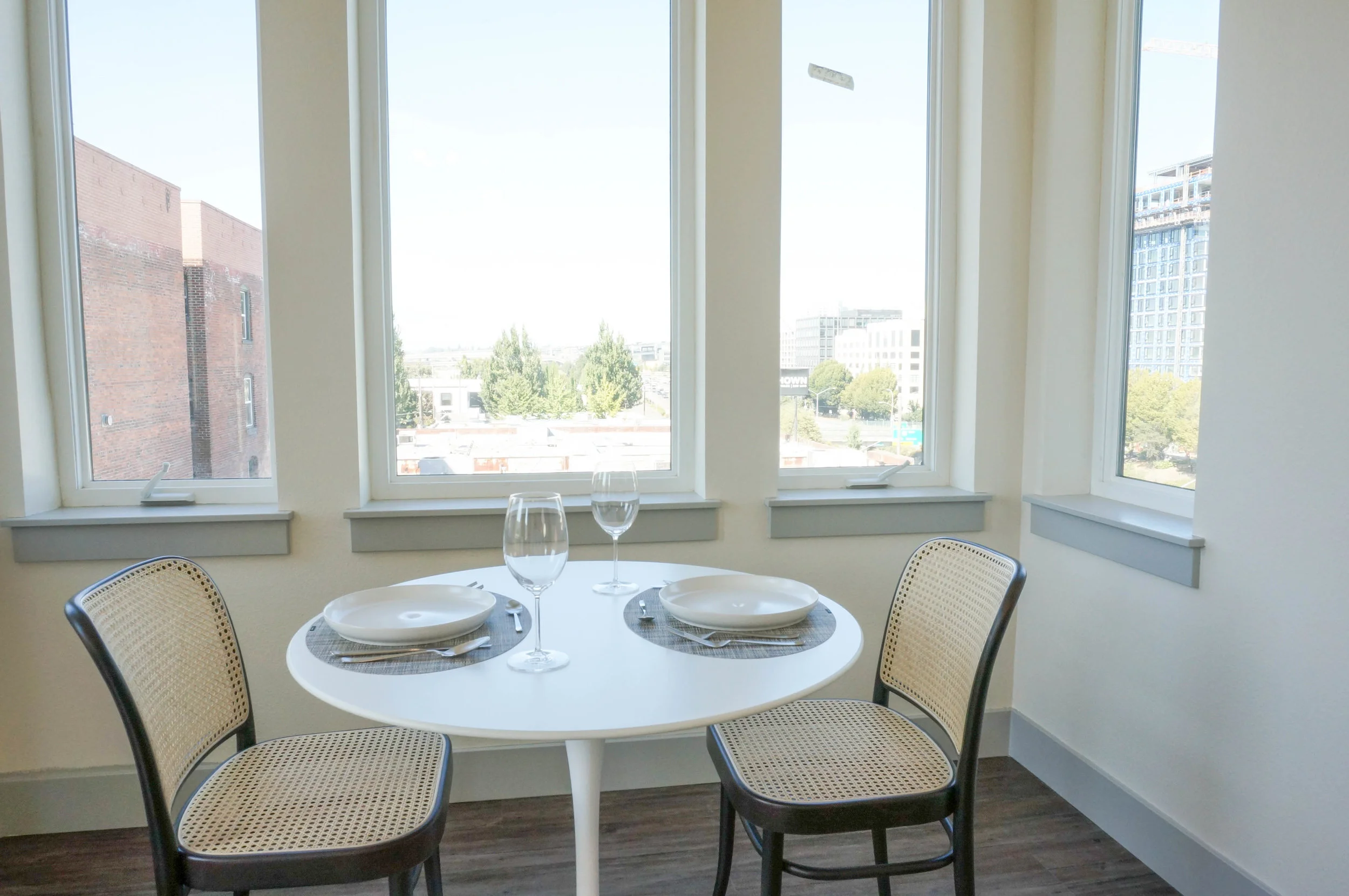 Everett - One Bedroom Dining Room
