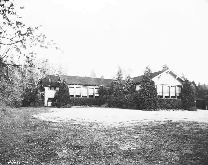 Bay School, located where Hunts Point City Hall stands today, served the points and north Clyde Hill. Older children from Bay School attended Kirkland High School.