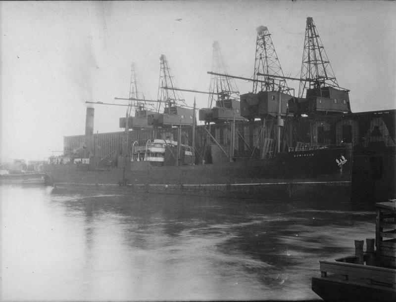 The bulk freighter Dominion takes on a load of coal at a bunker on the Seattle waterfront in 1910. (Photo courtesy of City of Seattle Archives)