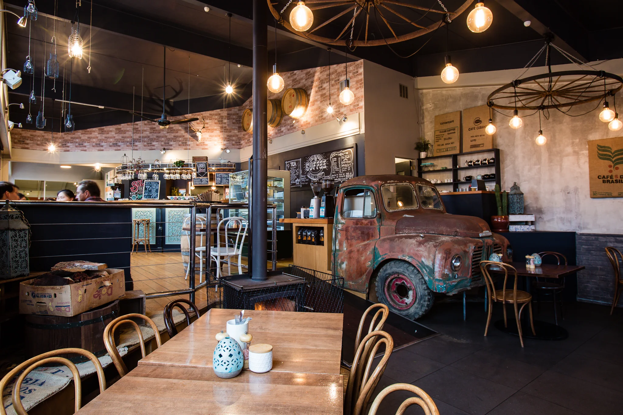restaurant-interior-rustic-old-truck.jpg