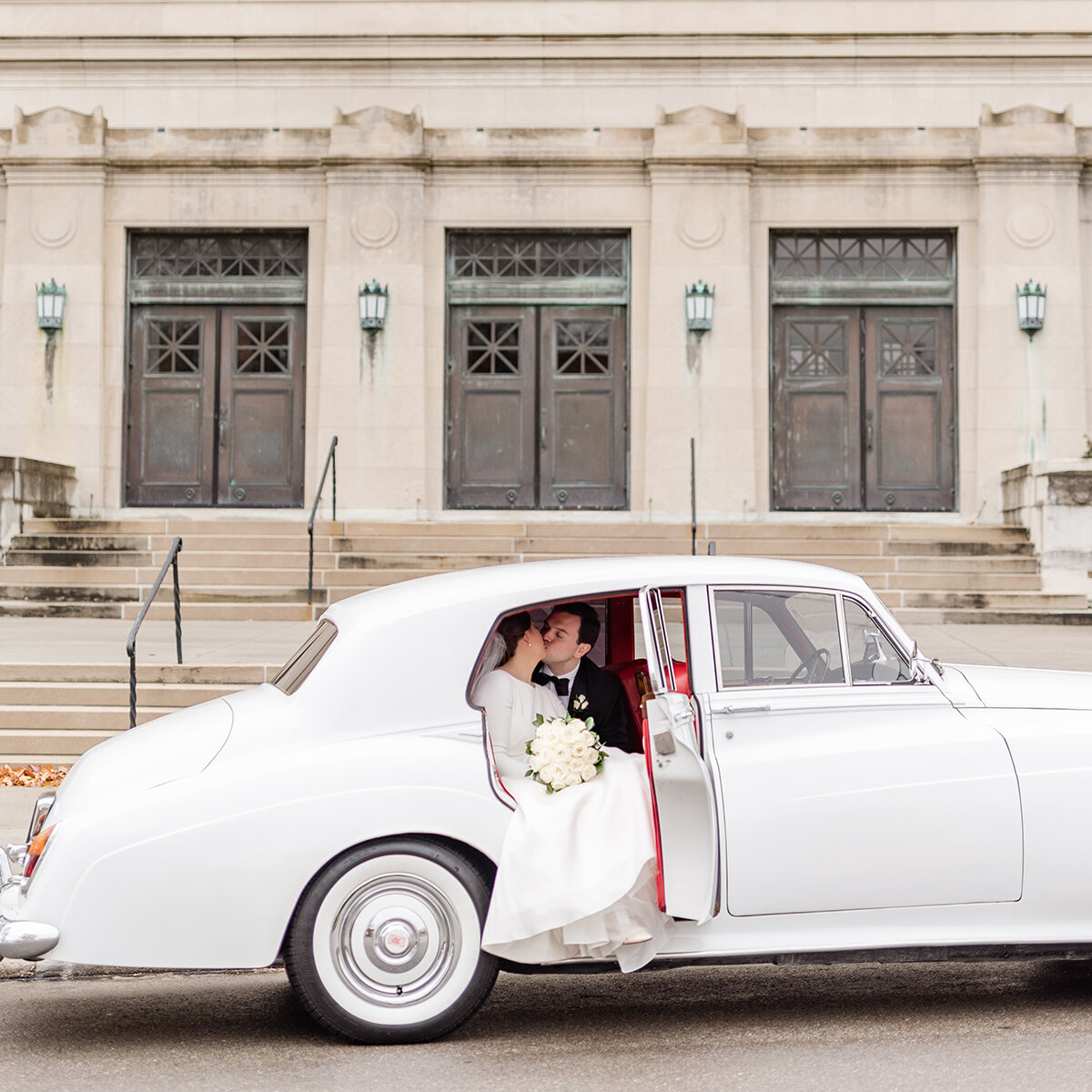 We're rolling into a holiday week like these two love birds.💕

What big plans do you have this week?  We're looking forward to spending some much needed time with friends and family.

Images: @stephanielynnkase 
Venue: @daytonmasoniccenter 

#dayton