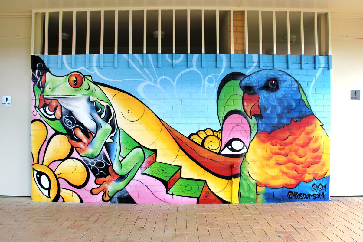 Rainbow Lorikeet &amp; Frog Themed mural painted on the Baranduda Community Centre