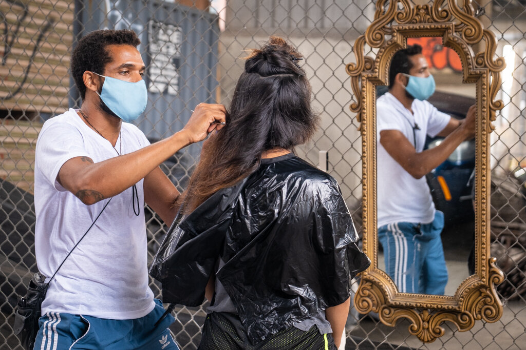  Brooklyn, NY - July 7, 2020:  Artist Anthony Payne has been offering donation-based haircuts in the open air underneath the Williamsburg Bridge during the COVID-19 pandemic, when most indoor services, including haircuts, are not an option. 
