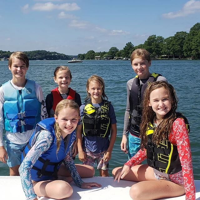 Today's surf camp was all about smiles, shakas and good vibes! Thanks to this great group of kids for sharing the waves with us 🤙😎🙌🏄&zwj;♂️🏄&zwj;♀️
.
.
.
#wakethrillskidscamp #bookwakethrills #lakeaustin #wakesurf #surflessons #tigeboats #summer