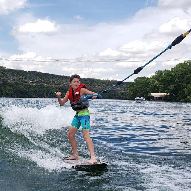 Nothing like a great day at Surf Camp to start of the weekend! High fives and first bumps to these awesome kids 🙌 🏄&zwj;♂️🌊
.
.
.
#wakethrillskidscamp #bookwakethrills #lakeaustin #wakesurf #surflessons #tigeboats #summeradventures #summerdays #aq