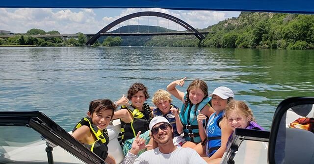 Mondays are best spent on the lake surfing with these awesome kiddos 🏄&zwj;♂️🏄&zwj;♀️ Thank you for sharing shakas and waves with us today! 🤙🌊🌞 .
Tag your moms and dads and friends in the comments to share your pics ⤵️
.
.
.
#wakethrillskidscamp
