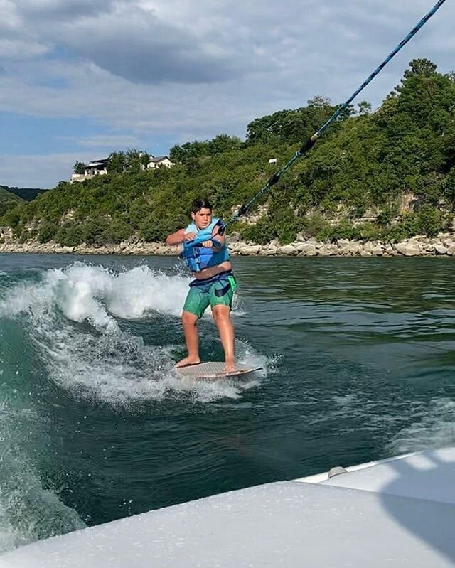 Evan's first time wake surfing and sharing waves with us! We can't wait to have you back!!! Thank you to Anna, Tim and Evan for your kind review and for choosing to ride with us today 🤙🙌🏄&zwj;♂️😎💯
.
.
.
#familyfunday #bookwakethrills #laketravis