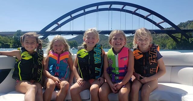 Today's girls surf camp = lots of fun with the cutest girls on Lake Austin! Thanks for sharing the waves with us today girls!!! 🏄&zwj;♀️🤙🌊🤪🙌🌞
.
.
.
#wakethrillskidscamp #bookwakethrills #lakeaustin #wakesurf #surflessons #tigeboats #summeradven