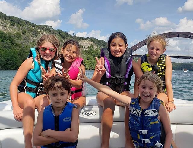 A fun surf camp session to end the week! These amazing kids did such a great job. We're so proud of y'all!🏄&zwj;♂️🏄&zwj;♀️🌊👌🙌🤙🌞 .
.
.
Tag your parents and friends in the comments to share your pics!
.
.
.
#wakethrillskidscamp #bookwakethrills 