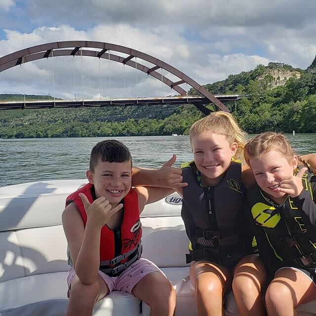 Welcome to the surf world Will, Jenna and Lyndsey! 🤙nothing like a little surf and tube action on a weekday!
.
.
.
Tag your parents and friends in the comment to share!
.
.
.
#wakethrillskidscamp #bookwakethrills #lakeaustin #wakesurf #surflessons #