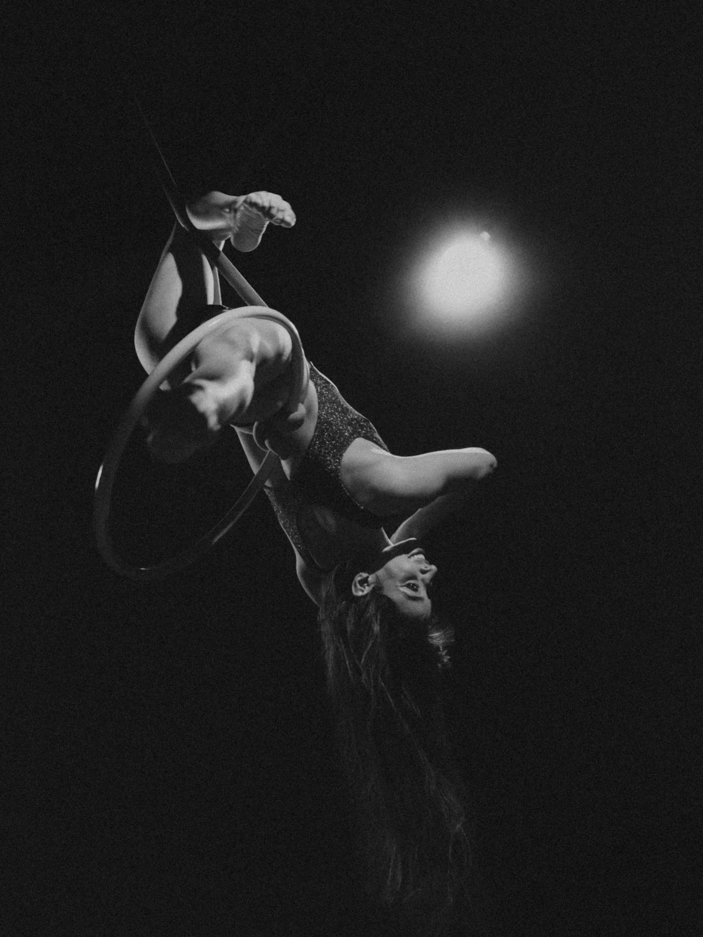 📸📸 @v0idjpg how did you know I&rsquo;m a sucker for a black and white photo ?! Showcasing my new pocket Lyra from @smithsmithaerialarts