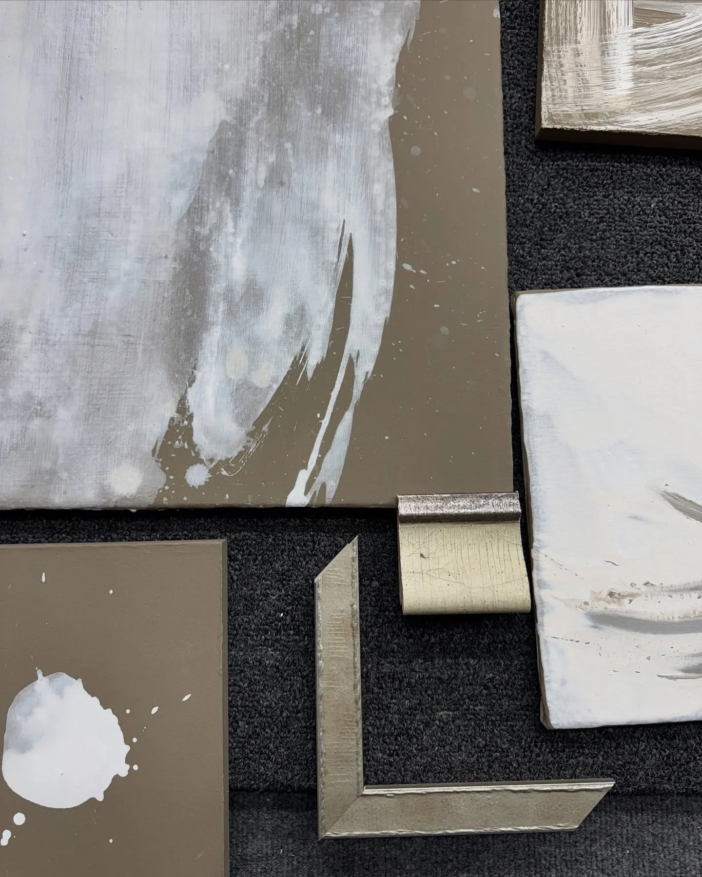 Little sneak peeks of my new series—a year in the making!  분청 시리즈 준비한지 벌써 일년🖤 
#NewSeries #ArtProcess #AbstractArt #MixedMedia  #CreativeJourney #StudioLife #EmergingArtist #OrganicForms #ArtInProgress #새로운시리즈 #작업과정 #추상미술 #믹스드미디어  #창작의여정 #작업실