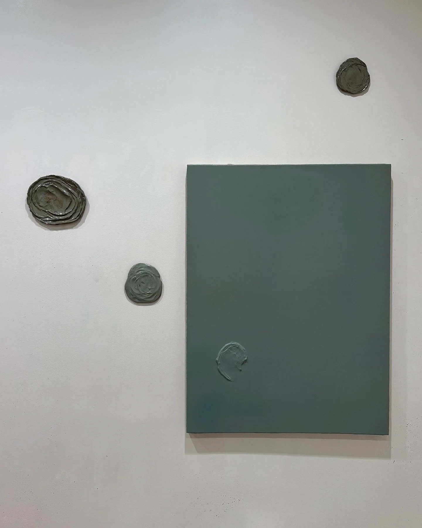 작가로서 지켜가는 고집스러움… 
헤매고 돌아갈지라도 내 갈길을 갈 거야 🌚
Echoes Beneath the Surface, 2024
Acrylic and Korean celadon clay on linen 
40 X 30 inches
#FollowYourArt #ArtistLife #작가의삶 #staytruetoyourart