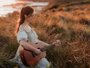 Live music - Daisy Spratt