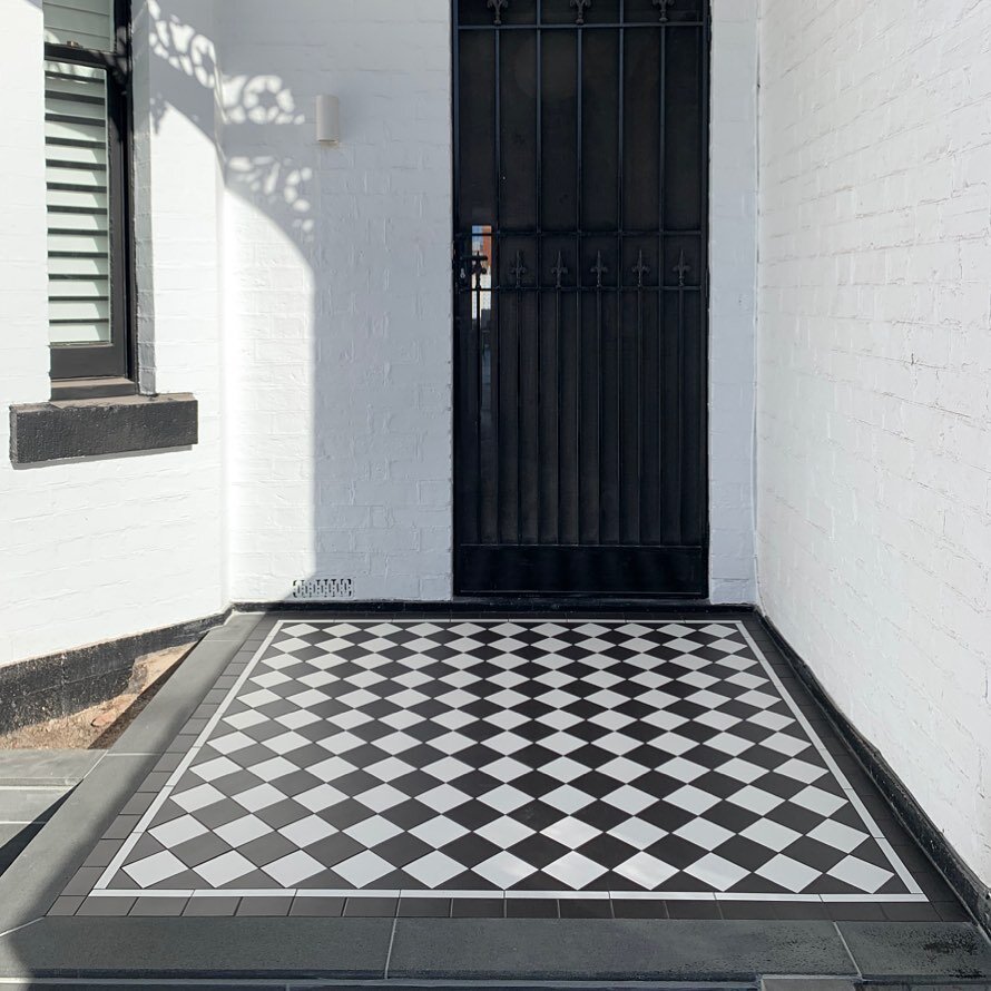 Toorak Residence &bull;
Simple yet striking, tessellated tiles decked out in a checkerboard pattern in a classic black and white colour scheme.