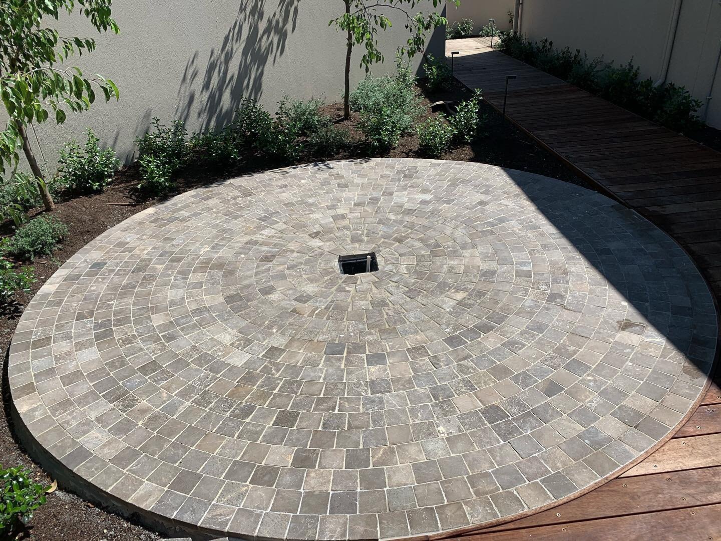 Portsea &bull; water feature area tiled in a circular pattern ✔️