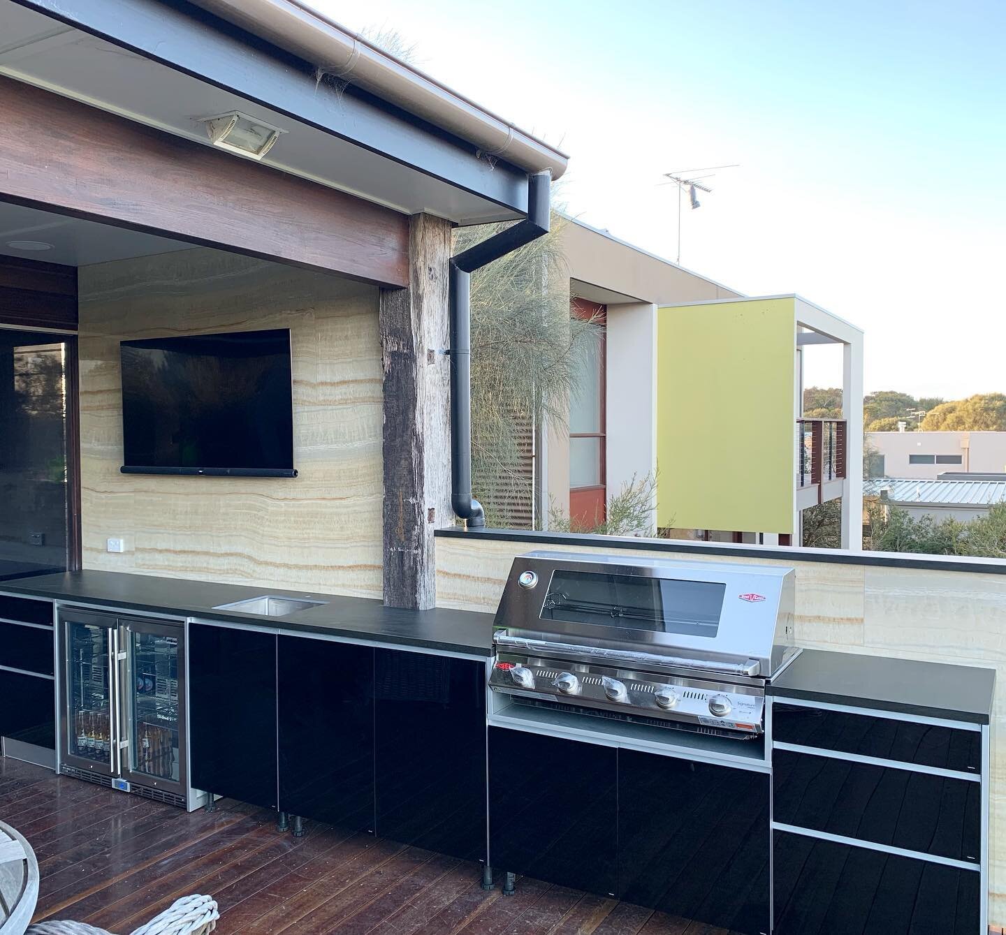 Fingal Moonah Links &bull; outdoor entertainment area came up stunning with a light colour porcelain panel splashback contrasting well with the 12mm porcelain matte black bench tops installed by our team.