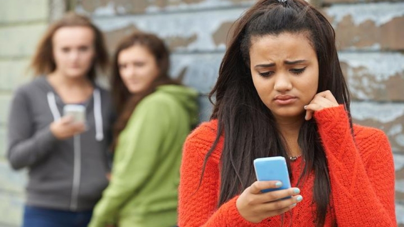 smartphone-social-anxiety-and-loneliness.jpg