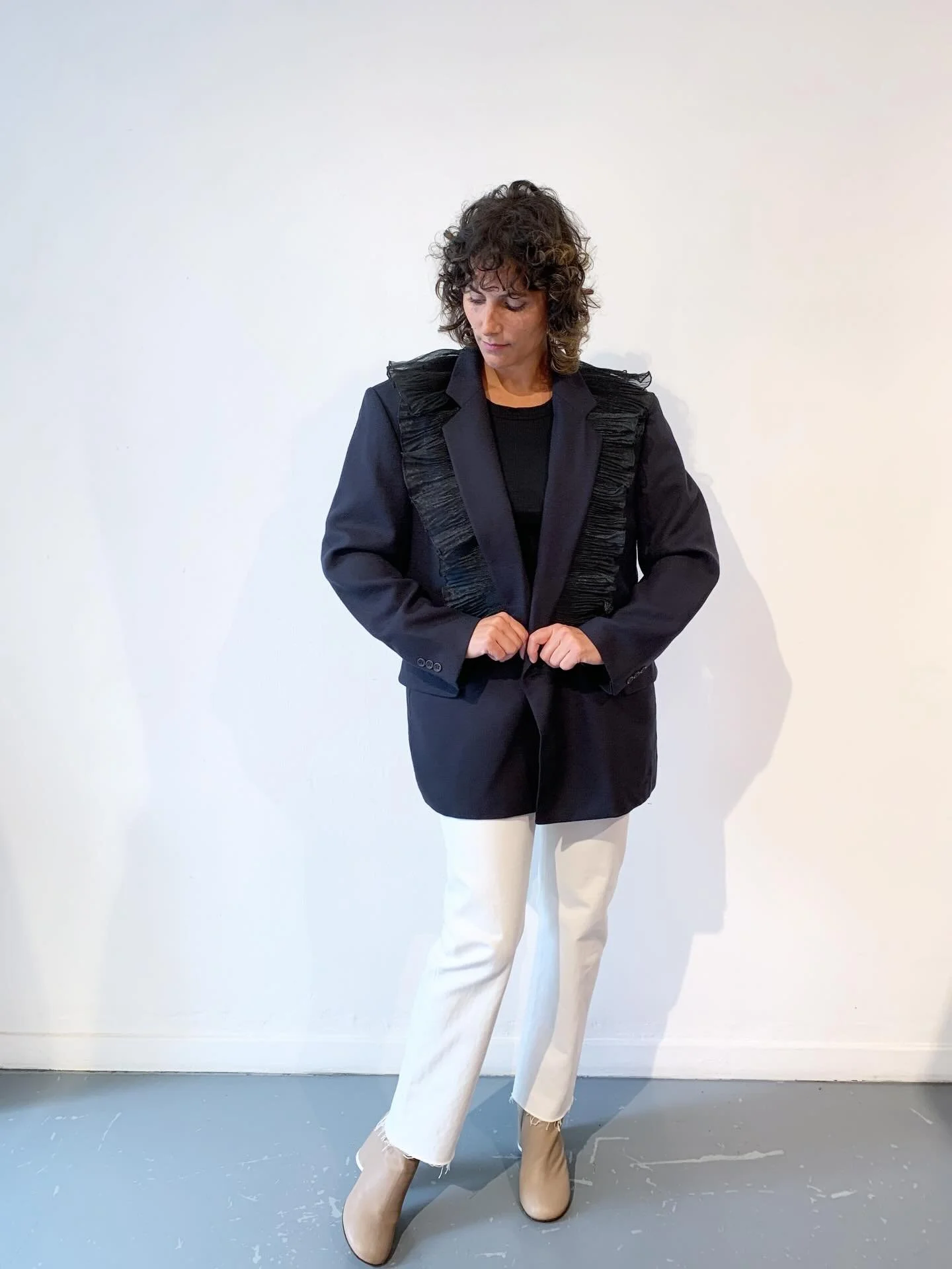 A well cut blazer will never disappoint. And some frills and tulle will make it more fun! 

2 lefts @vetuestore  and DM for details, I am doing special orders as well!

#tulleblazer #frillsfrillsfrills #tulleandblazer 

Styled by Marie