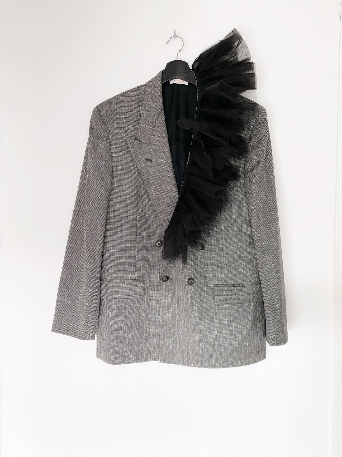 Made a new one because you seem to love them so much! 
Thank you for wearing my blazers 🫶🏼

Size S/M

#reworkedblazer #blazerandtulle #tullework #maisonelisebrussels