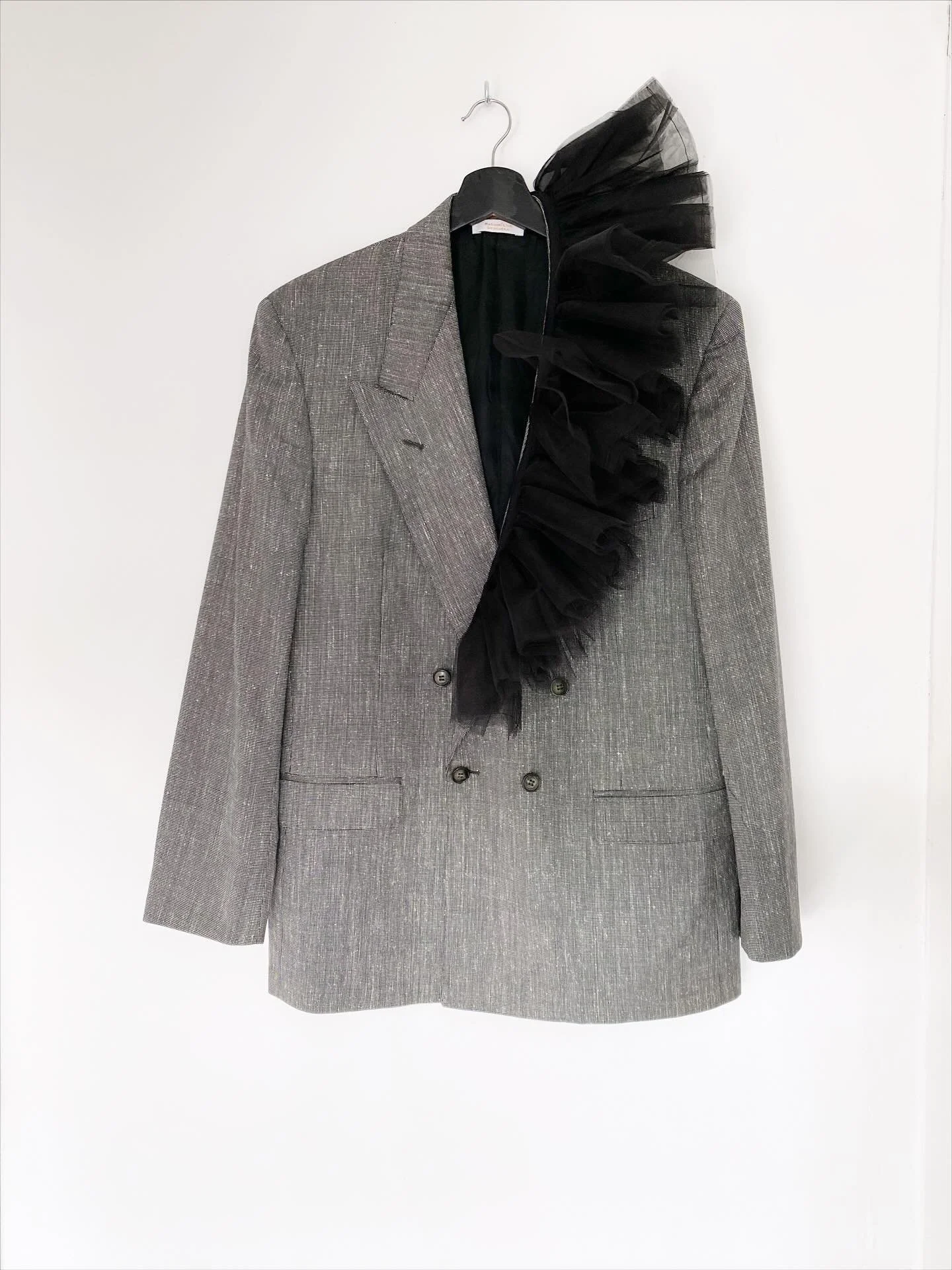 Made a new one because you seem to love them so much! 
Thank you for wearing my blazers 🫶🏼

Size S/M

#reworkedblazer #blazerandtulle #tullework #maisonelisebrussels