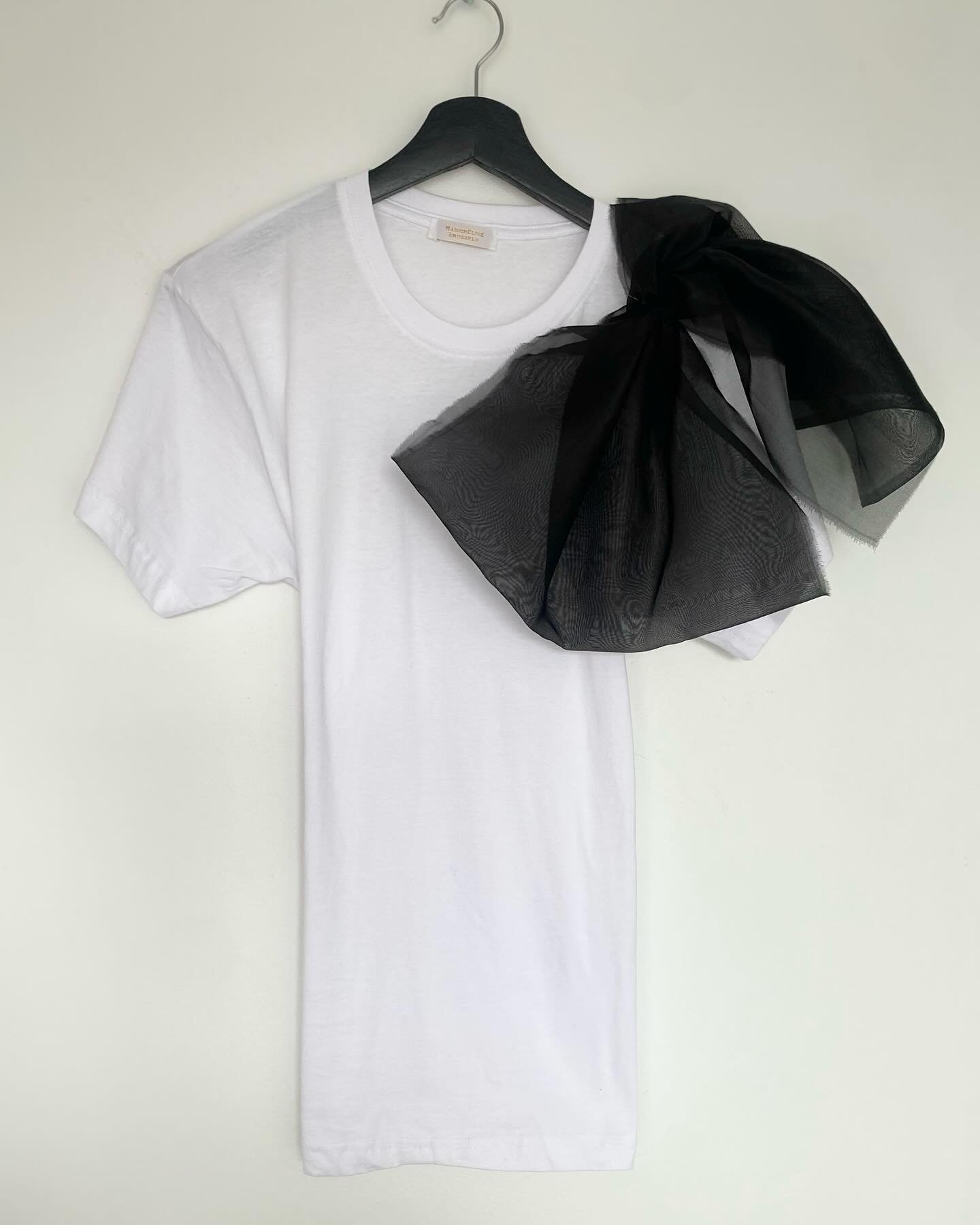 New Summer top! The Bow top 

More Colors to come
DM to order yours 🤍🖤

Worn by gorgeous #maisonelisegirl @anoukbardijn 

#bow #organza #summertop #noeud #maisonelisebrussels #belgianbrand #emmergingbrand #handmade #couture #buylessbuybetter #recyc