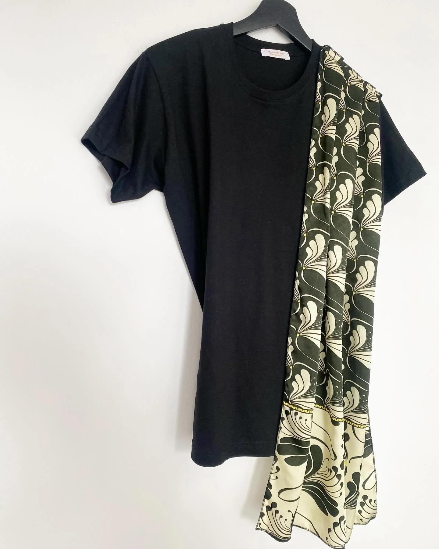 NEW PIECE: The Scarf Top

Swipe to see Anouk wearing it and for 3 other Colors options 

90&euro; DM to have it 
100% recycled Italian silks 

#unique #scarftop #foulardtop #maisonelisebrussels #belgianbrand #emmergingbrand #handmade #couture #buyles