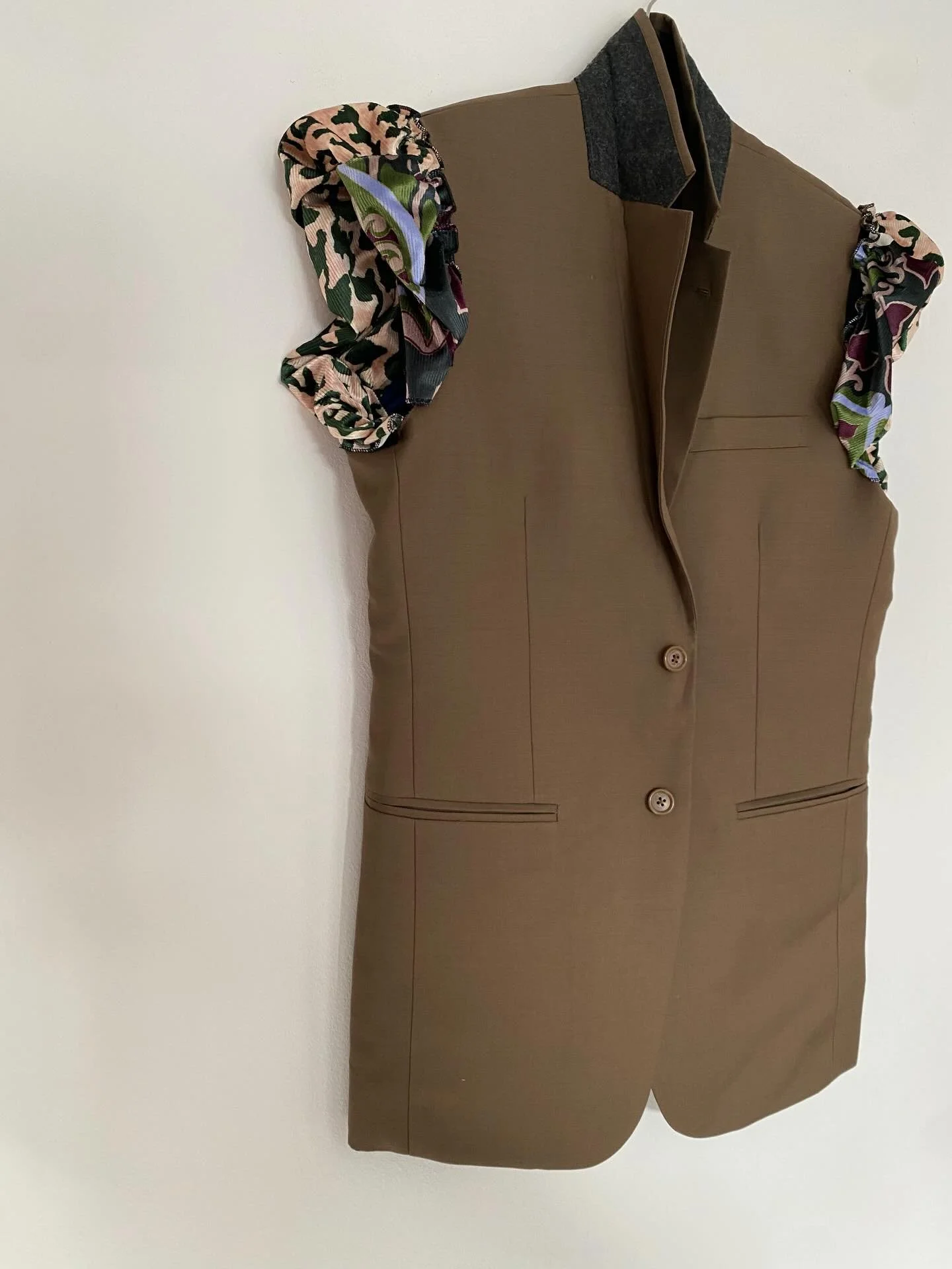 Which one do you prefer ?

Wear it with a warm cashmere sweater underneath. 

100% recycled and unique 

#waistcoat #vest #sleevelessblazers #blazers #maisonelise #maisonelisebrussels