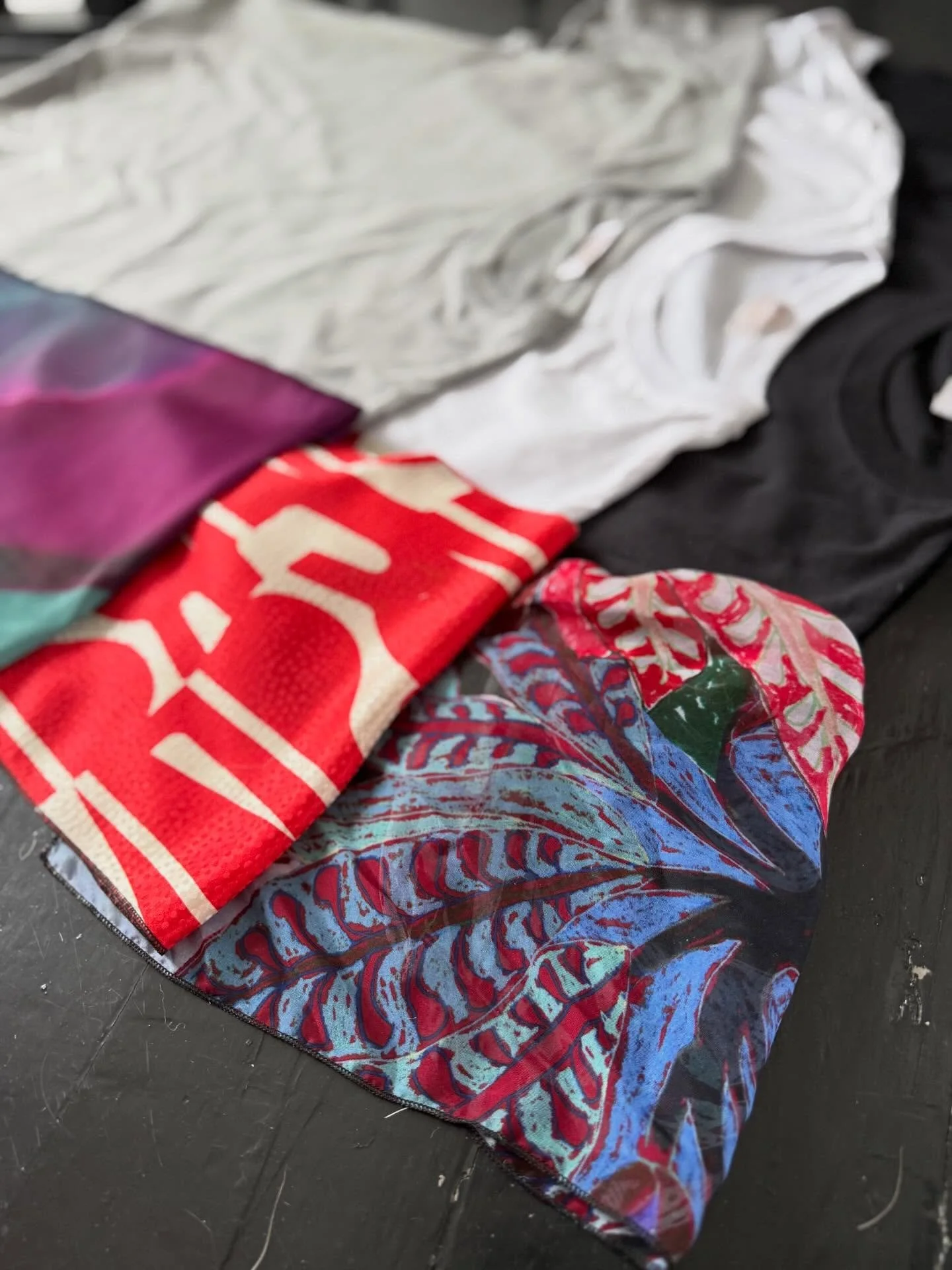 💙 NEW SUMMER TOPS ❤️

85&euro; each
One size fits all 
Choose the Color of your t-shirt and look fab 
DM for more details 

#summertops #maisonelisebrussels #belgianbrand #emmergingbrand #ikkoopbelgisch