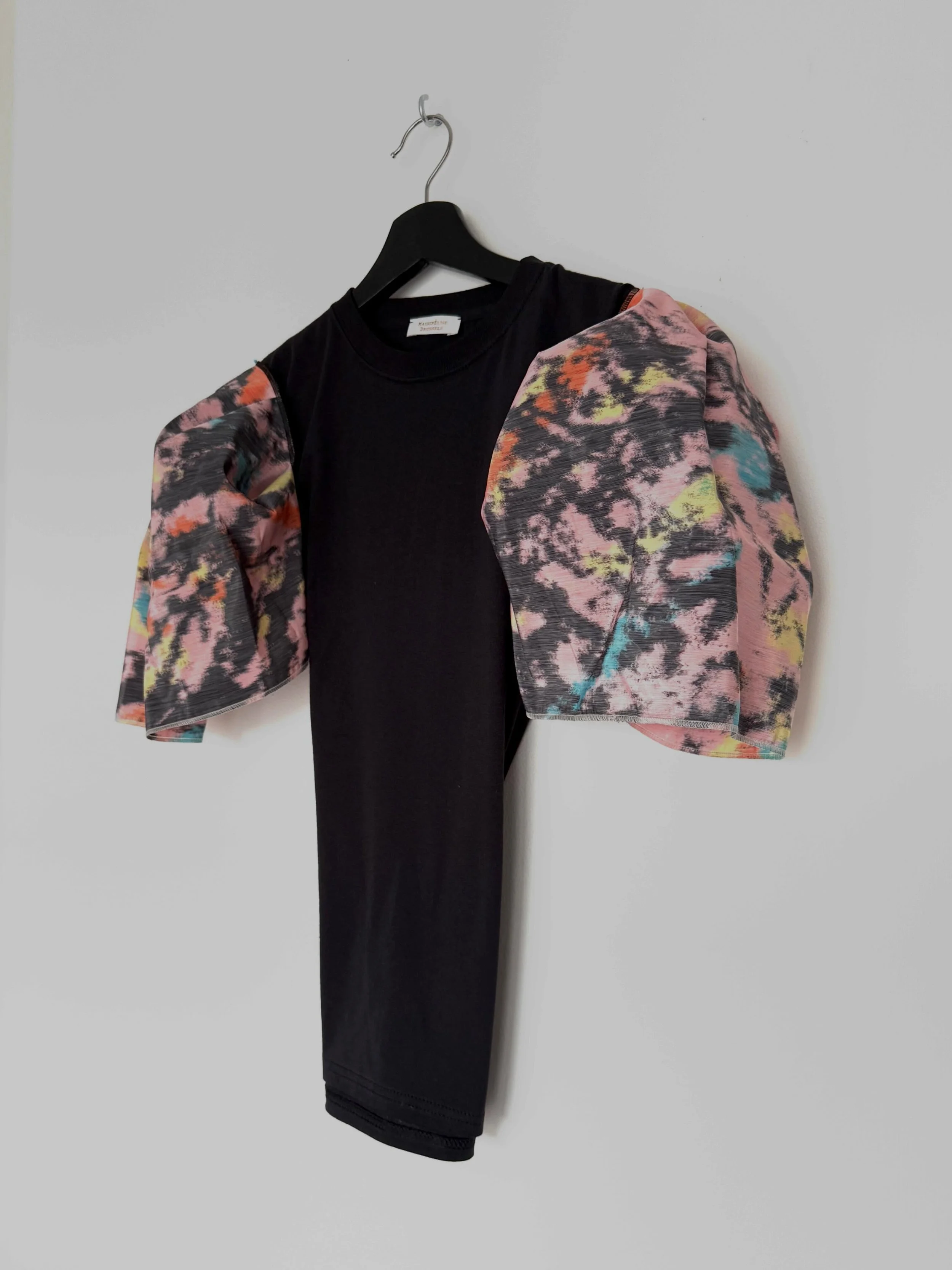 Puff sleeves top available now
One size fits all 
DM for details !
#maisonelise #puffsleeves #summertops #madeinbelgium🖤💛❤️