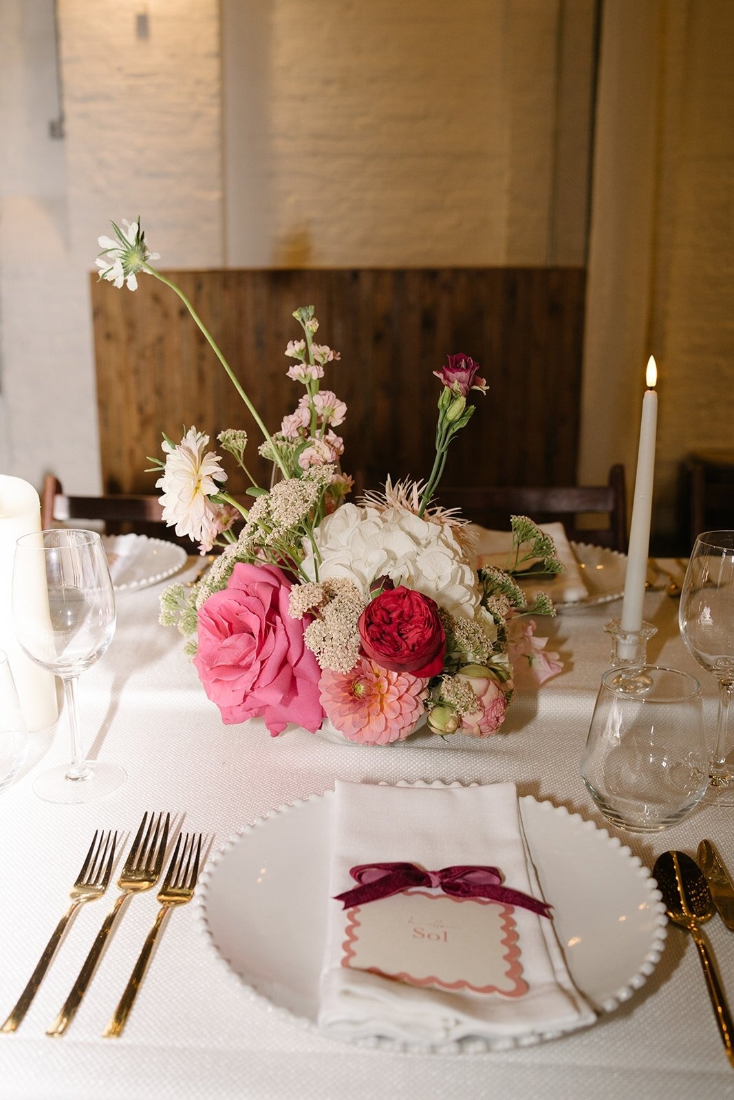 Perfect asymmetric modern design for this lush table centre, the banqueting table isn't going anywhere! From member @kittywillowflowers