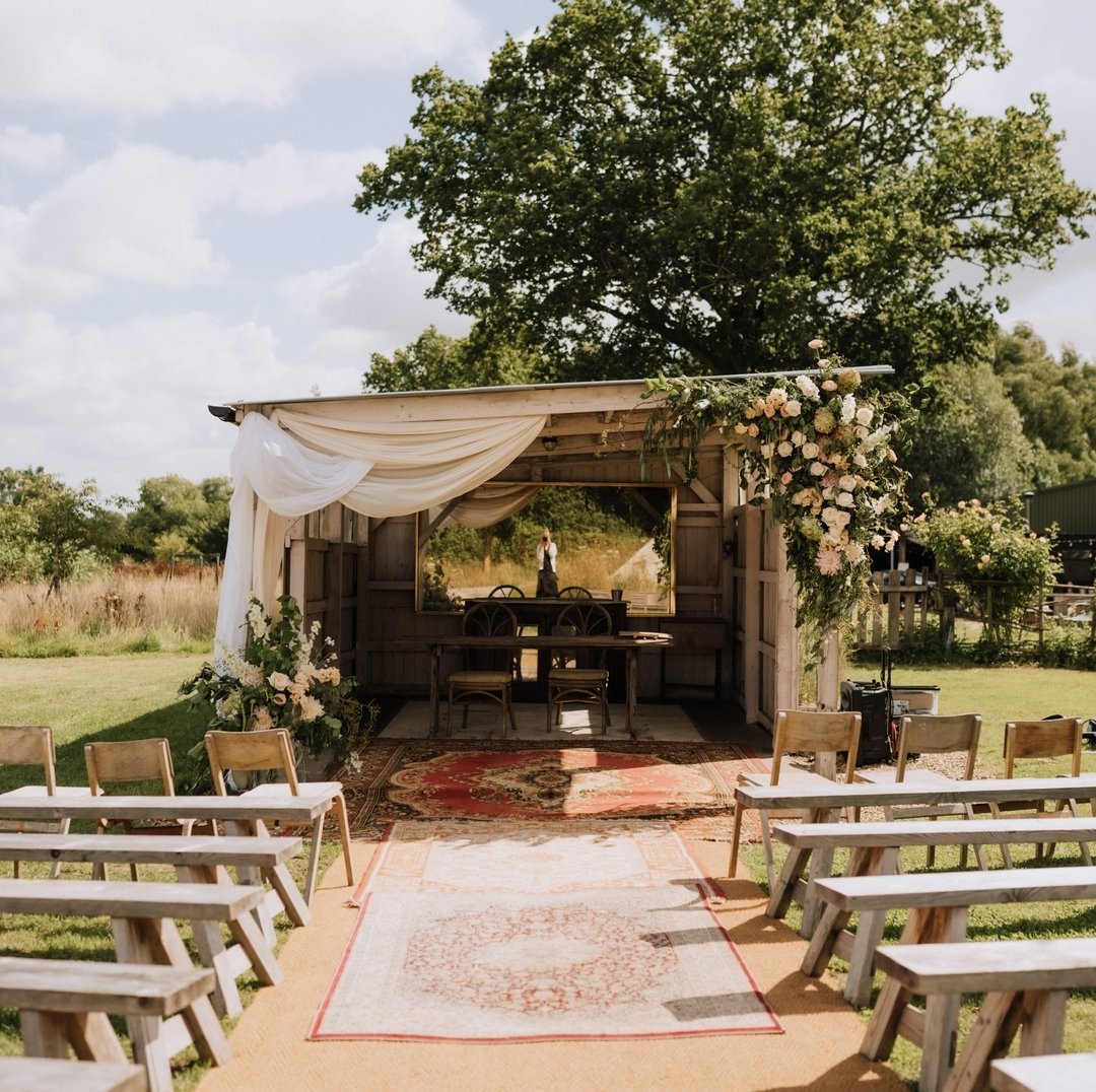 Hazy summer days on the horizon, perfect for outdoor weddings and luxurious floral installs like this one from @jaz_mchambers Who else is excited for summer?!