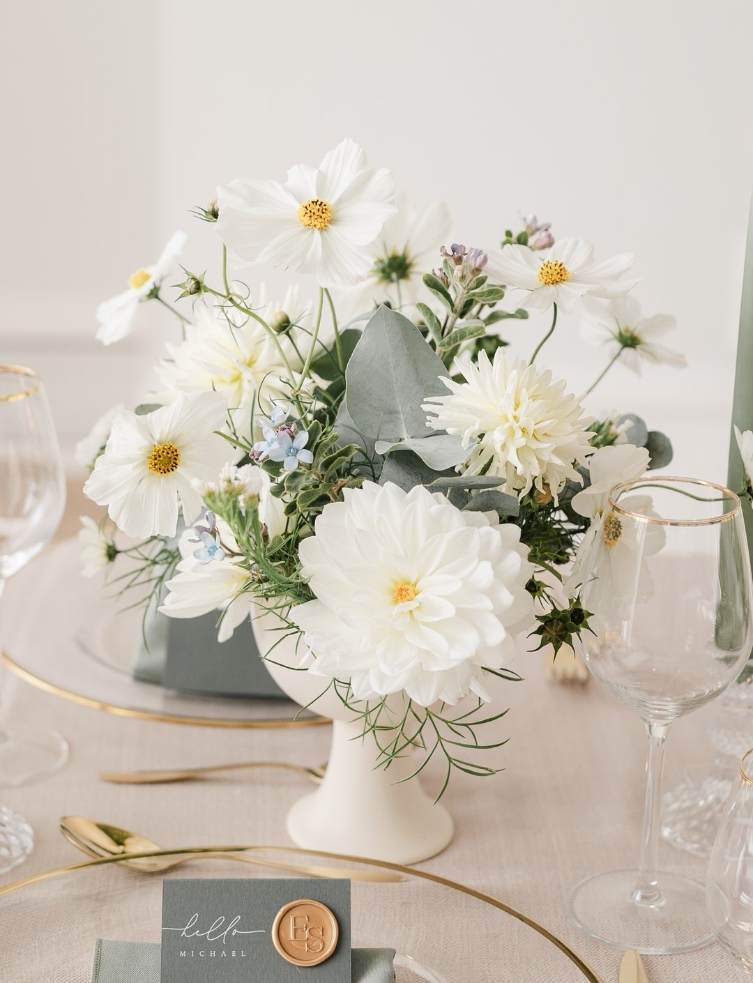 Effortless greens and whites in this stunning table display from @auroranyxfloraldesign will this classic colour combo ever go out of fashion? We really don't think so!