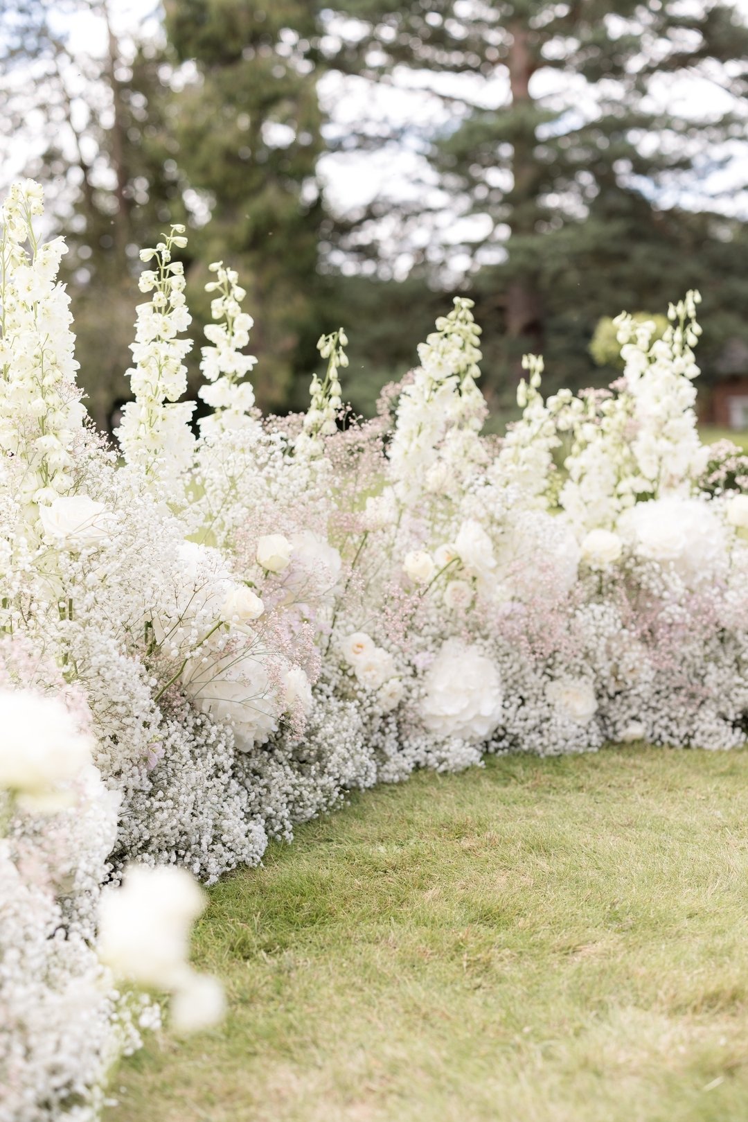 The ceremony floor meadow is proving to be a very popular feature for summer weddings! What do you think? Will replace the floral arch that has dominated wedding design for the last few years? 🤔 Loving this frothy cloud of dreams by @edwinaloweflora