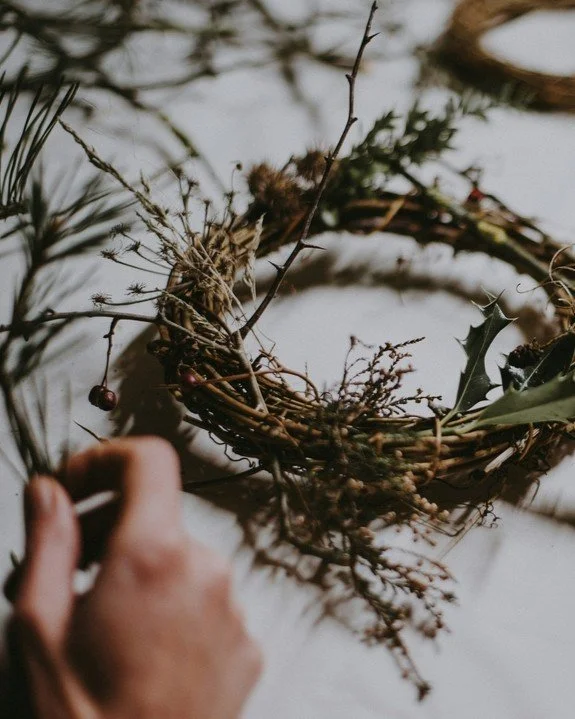 Wreathing season is creeping up&hellip; who&rsquo;s getting ready?
We love autumn wreaths just as much as Christmas ones, those rich colours, seed heads, grasses, and foliage are a dream to work with. Now&rsquo;s the time to start stashing away all t
