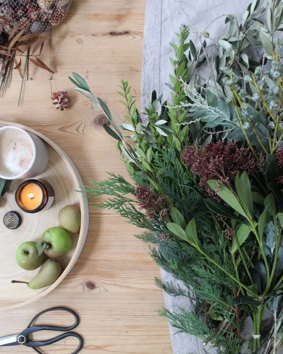 Back to that season where foliage takes the spotlight ✨ Gathering all the bits, silvers, greens, seedheads, all the good stuff. Love how every bundle feels like a new palette waiting to happen 🌿 

#floristlife #seasonalflowers #foliage