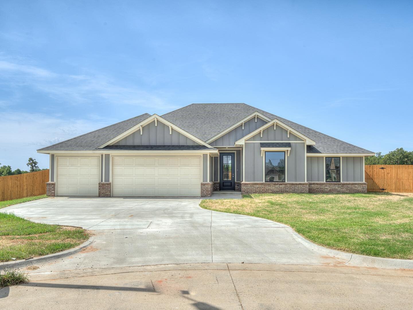 New home available in the desired Brush Creek Community 

907 Oak Tree Ct.
Harrah, OK

3 bedroom / 2 bathroom /  3 car garage with study

2,250 sq ft with a large backyard

Listed at $349,900

Contact Berry Sheffield for more information or to schedu