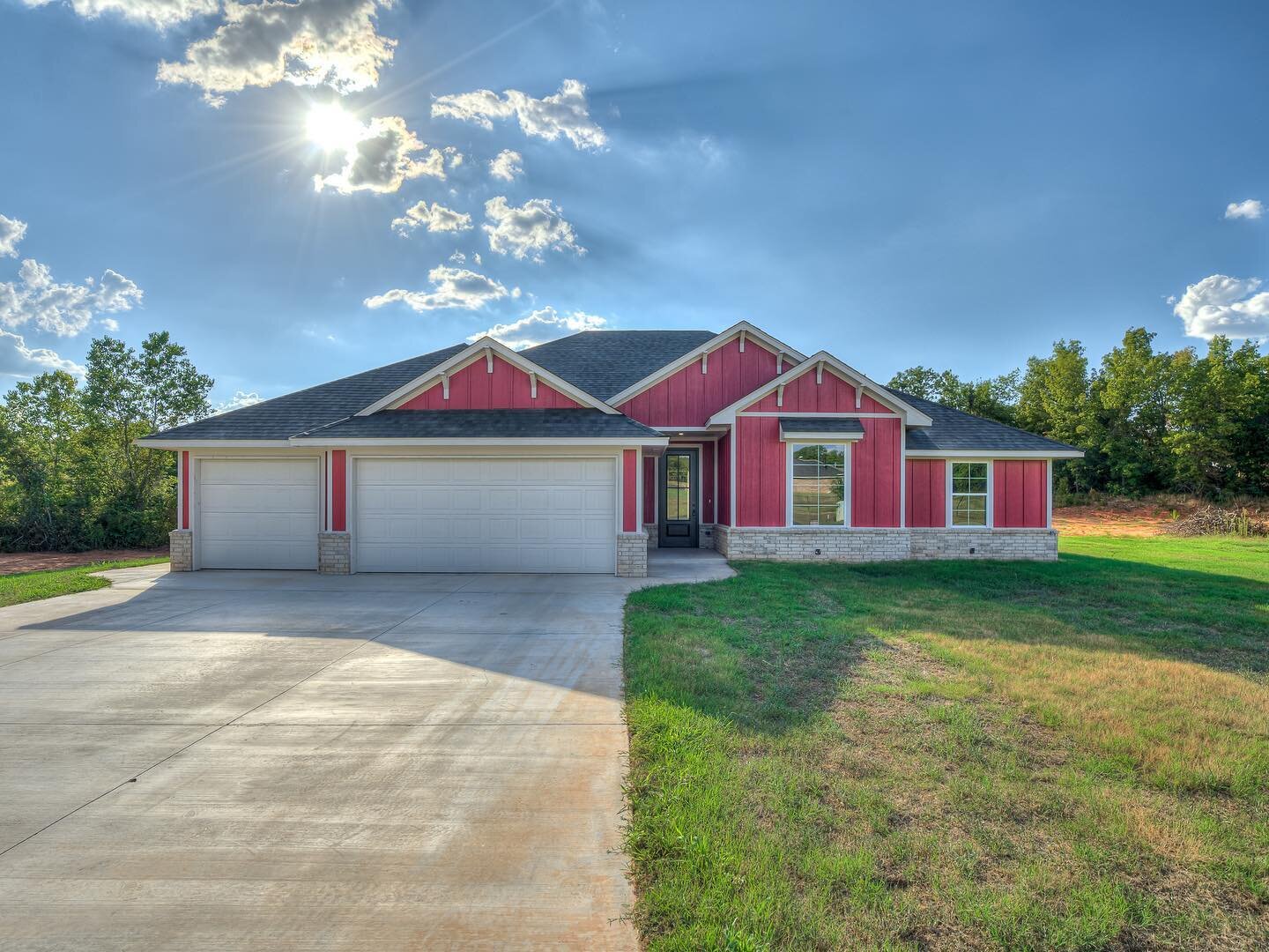 Beautiful new home available in The Landing neighborhood!

10101 Amber Circle, Newalla, OK
3 bedroom | 2 bath | 3 car garage + Study
2,200+ square feet

This beautifully designed home is on a 1+ acre lot with convenient access to I-40, the Kickapoo T