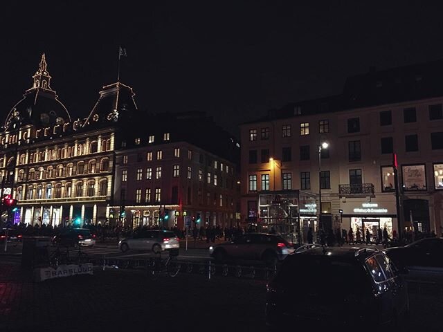 In the busy rush of Christmas remember to stop and enjoy the lights in the city.

#hygge #nutcrackers #christmas #presents #souvenirs #souvenir #copenhagen #str&oslash;get #visitcopenhagen #denmark #danish #welcomegiftshop #christmaslights #december 