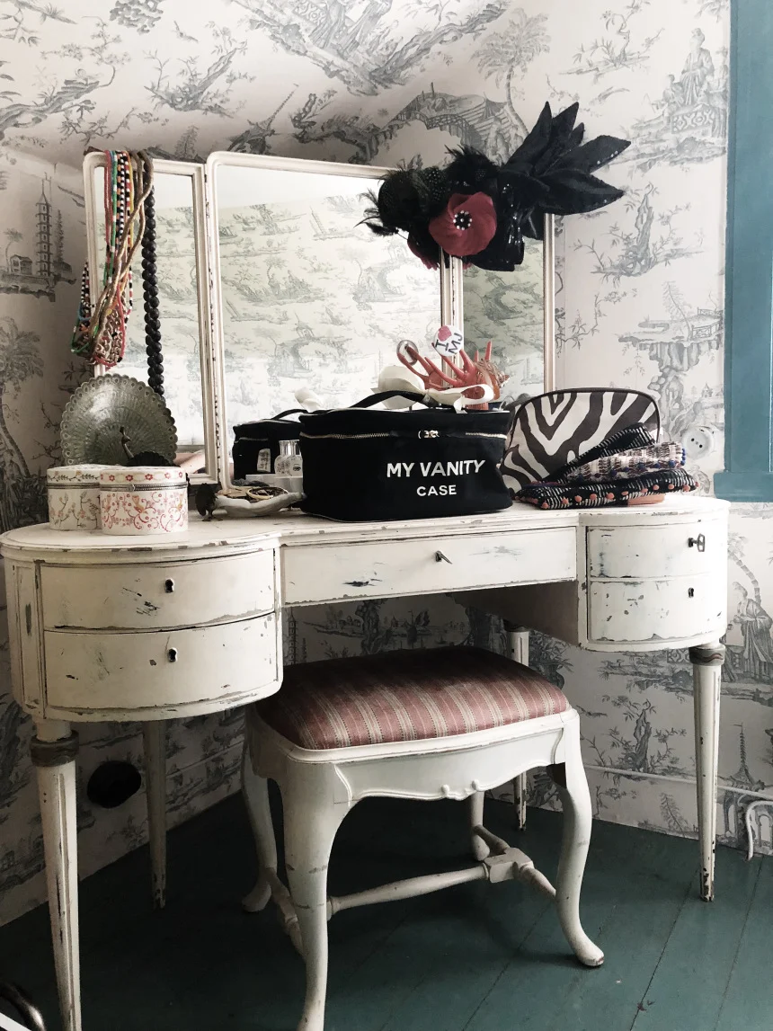 mood-black-beauty-box-vanity-table-bag-all.jpg