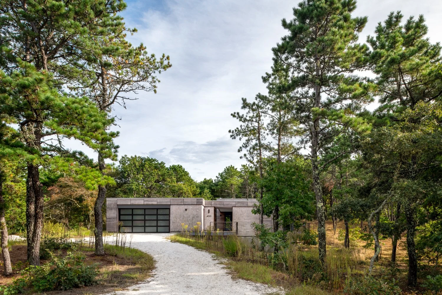 A modern vacation house design by Walker Architects inspired by the natural landscape