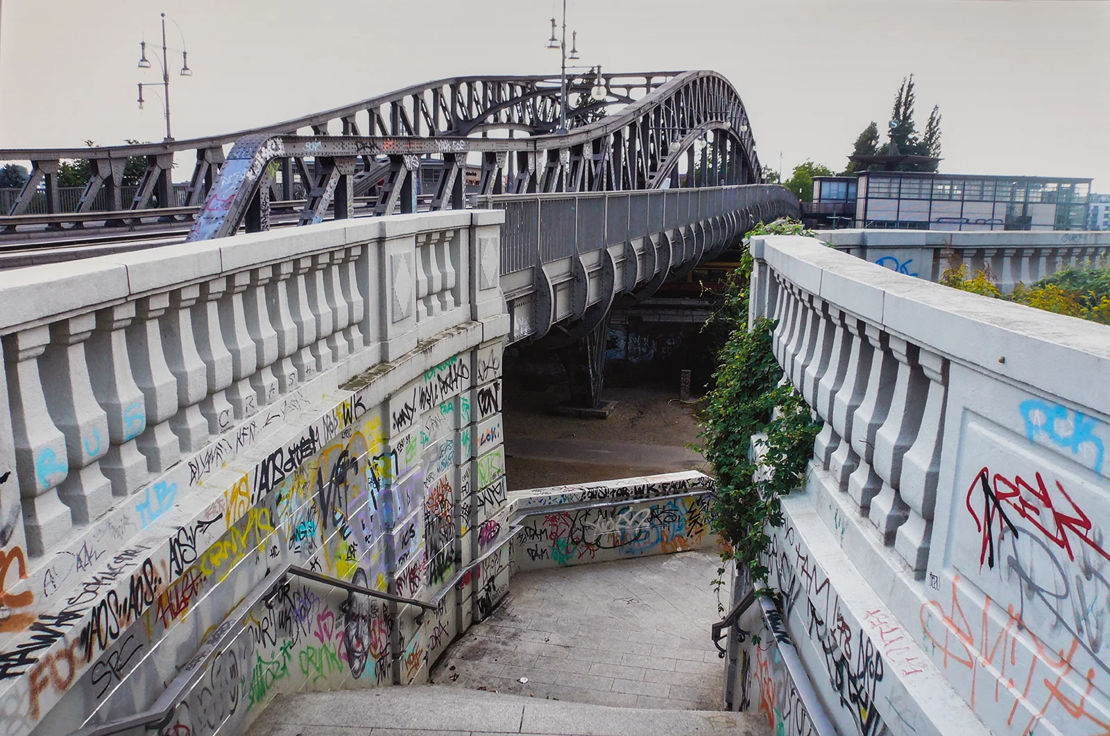 Jonathan Monk, a space that connects the former east from the fo