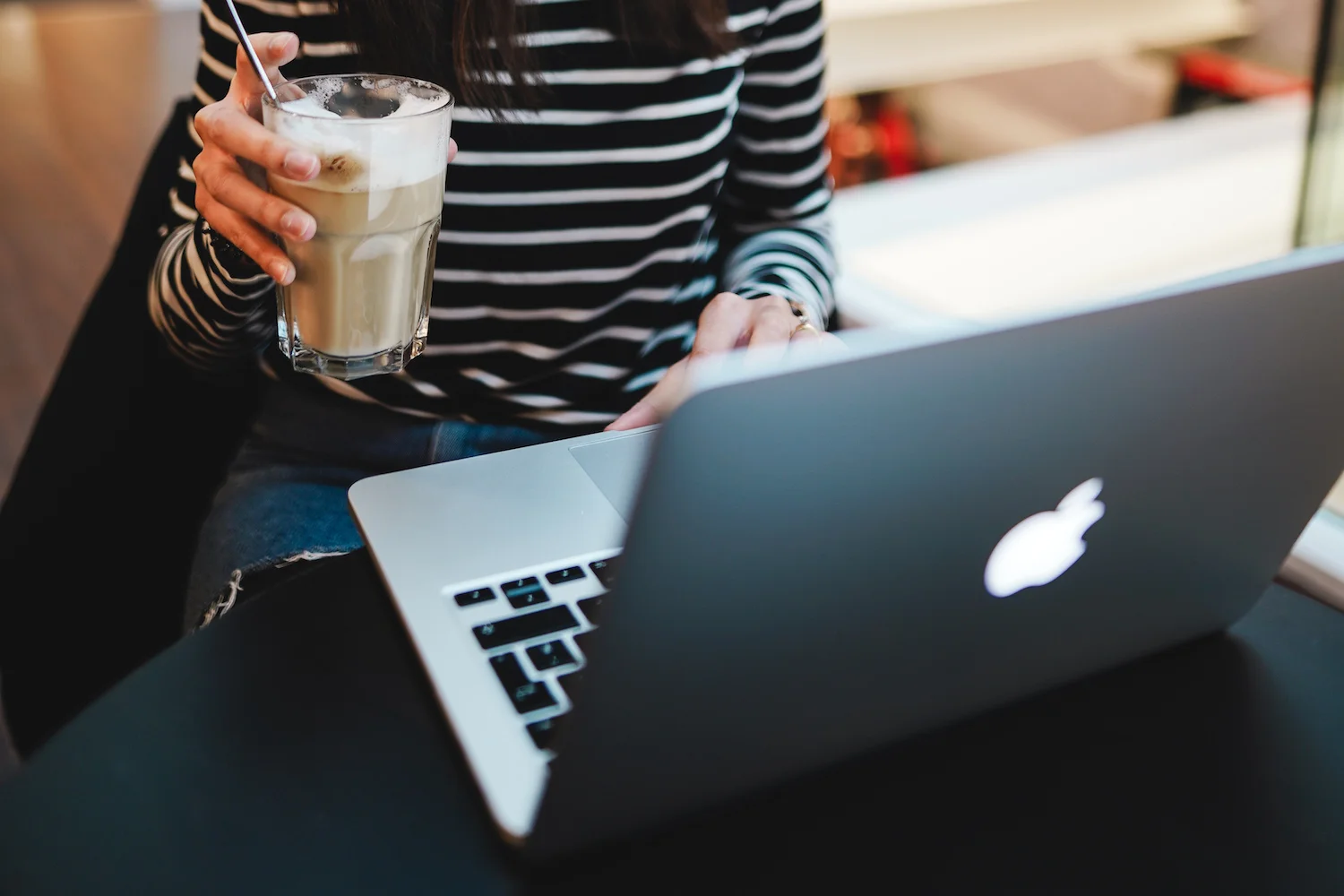 Vom Café aus arbeiten? Kein Problem für einen Social Media Manager. Diese Dinge kennst du nur wenn du Social Media Manager bist.