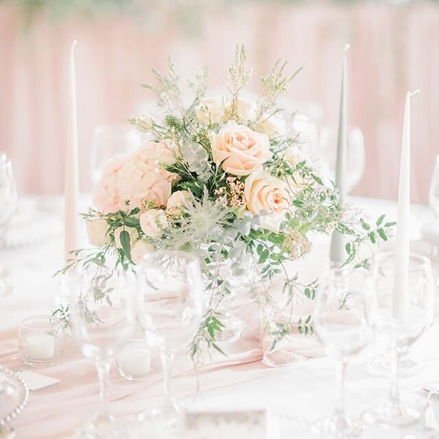 Pretty table posy ☺️
@prestwoldhall @sophiemayphoto @lush.occasions 
#weddingflowers #weddingflowerinspo
#countryflowers #flowersofinstagram #flowergram #weddingflorist #leicestershireweddingflorist #rutlandweddingflorist #tableposy #prestwoldhall #p