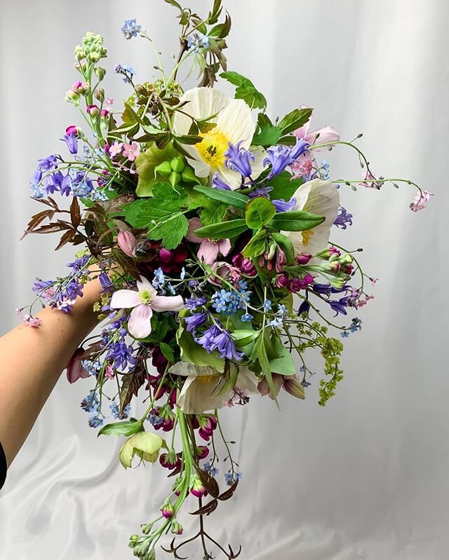 Homegrown teardrop bouquet. I&rsquo;m so fortunate being able to make and play during these times. This is always the reward for the hard effort of digging, weeding, feeding, potting, watering etc. 
#grateful #hardworkpaysoffs #gardeningflorist #brit